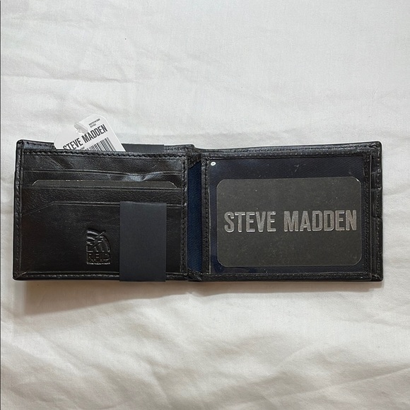 Steve Madden Black Leather Passcase RFID Technology-Wallet - Picture 3 of 8